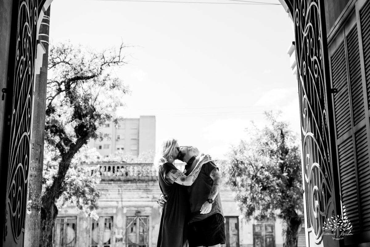 ensaio fotográfico - casal - 20 anos juntos - conexão - amor duradouro - autenticidade - energia única - fotografia de casais - celebração do amor - ensaio personalizado - fotografia profissional  - Antonio Rocha Fotografias – Pelotas