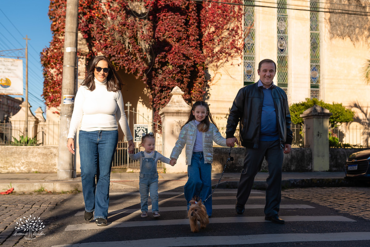 amor - ensaio pré-casamento - família - fotografia de casal - ensaio ao ar livre - pôr do sol - igreja - centro histórico - Quinta do Lago - pet na fotografia - memórias - celebração do amor - conexão familiar - Antonio Rocha Fotografias - Pelotas