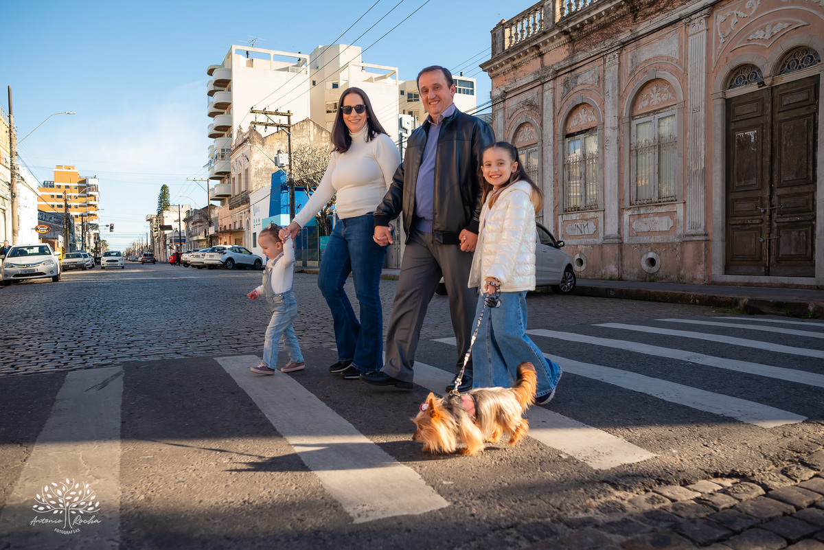 amor - ensaio pré-casamento - família - fotografia de casal - ensaio ao ar livre - pôr do sol - igreja - centro histórico - Quinta do Lago - pet na fotografia - memórias - celebração do amor - conexão familiar - Antonio Rocha Fotografias - Pelotas