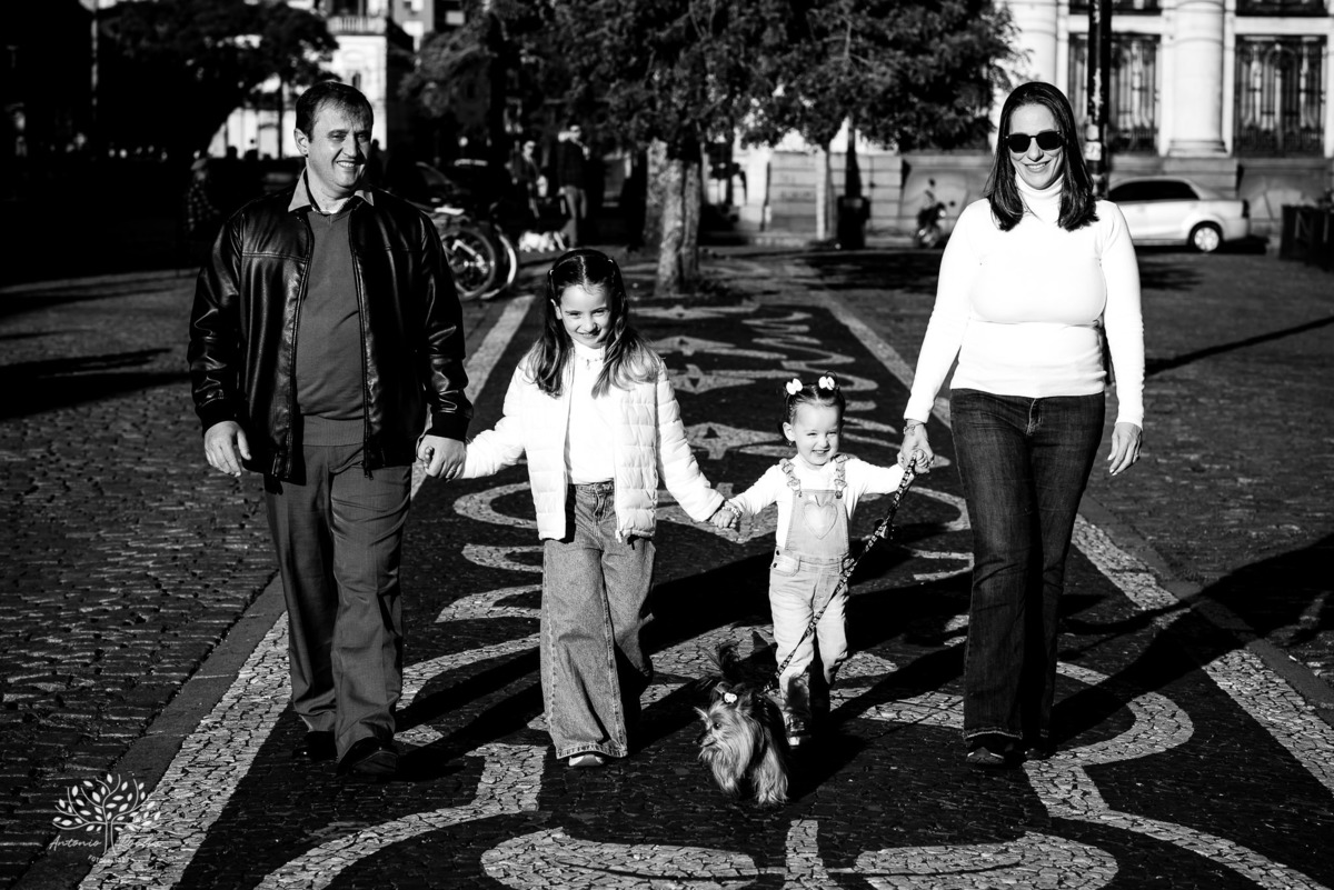 amor - ensaio pré-casamento - família - fotografia de casal - ensaio ao ar livre - pôr do sol - igreja - centro histórico - Quinta do Lago - pet na fotografia - memórias - celebração do amor - conexão familiar - Antonio Rocha Fotografias - Pelotas