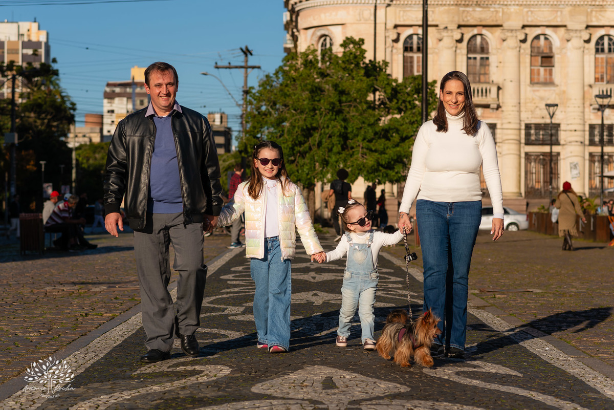amor - ensaio pré-casamento - família - fotografia de casal - ensaio ao ar livre - pôr do sol - igreja - centro histórico - Quinta do Lago - pet na fotografia - memórias - celebração do amor - conexão familiar - Antonio Rocha Fotografias - Pelotas