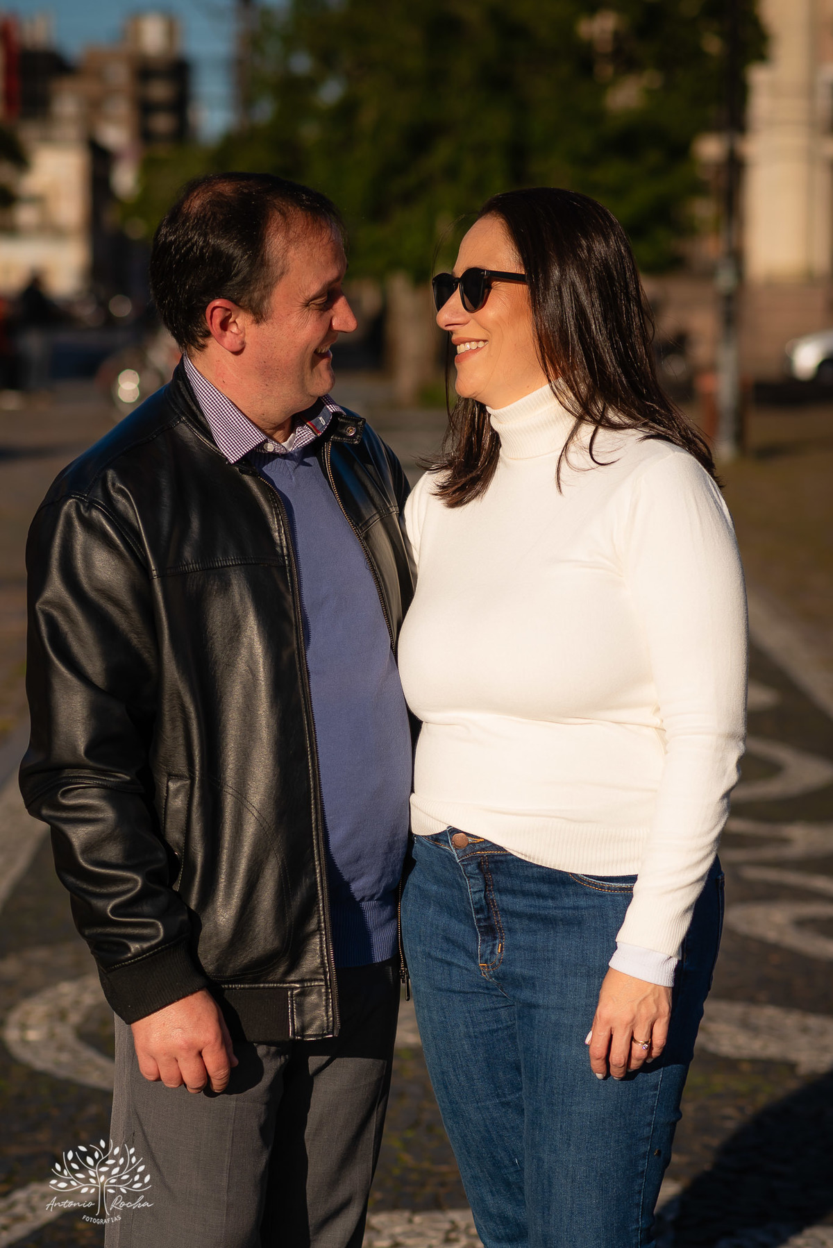 amor - ensaio pré-casamento - família - fotografia de casal - ensaio ao ar livre - pôr do sol - igreja - centro histórico - Quinta do Lago - pet na fotografia - memórias - celebração do amor - conexão familiar - Antonio Rocha Fotografias - Pelotas