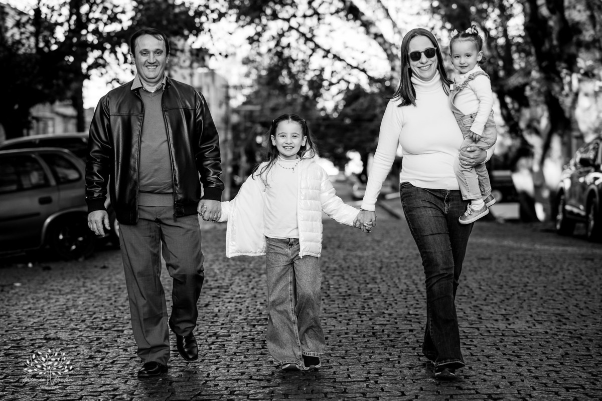 amor - ensaio pré-casamento - família - fotografia de casal - ensaio ao ar livre - pôr do sol - igreja - centro histórico - Quinta do Lago - pet na fotografia - memórias - celebração do amor - conexão familiar - Antonio Rocha Fotografias - Pelotas