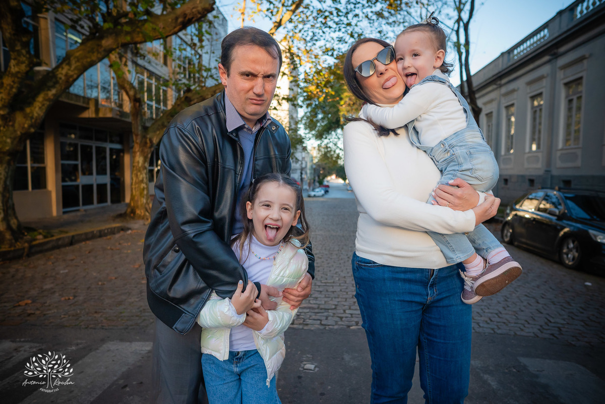 amor - ensaio pré-casamento - família - fotografia de casal - ensaio ao ar livre - pôr do sol - igreja - centro histórico - Quinta do Lago - pet na fotografia - memórias - celebração do amor - conexão familiar - Antonio Rocha Fotografias - Pelotas