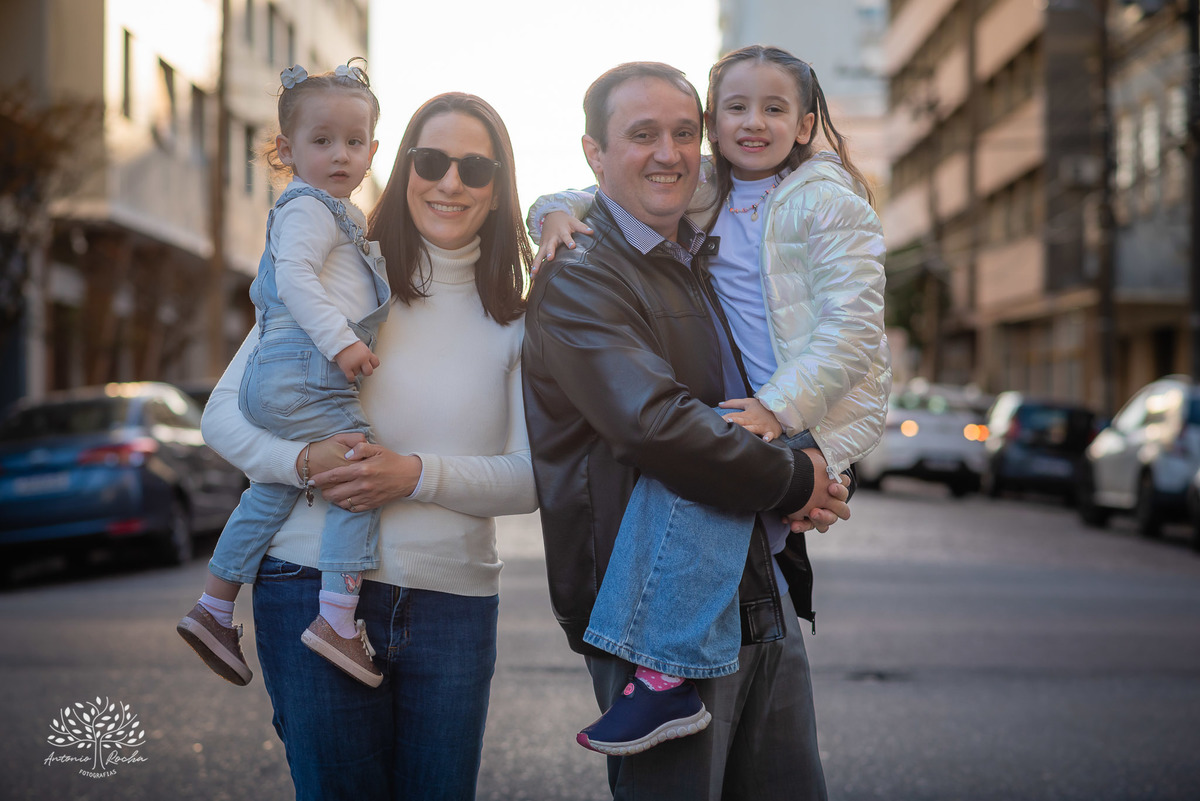 amor - ensaio pré-casamento - família - fotografia de casal - ensaio ao ar livre - pôr do sol - igreja - centro histórico - Quinta do Lago - pet na fotografia - memórias - celebração do amor - conexão familiar - Antonio Rocha Fotografias - Pelotas