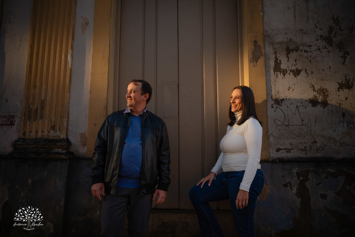 amor - ensaio pré-casamento - família - fotografia de casal - ensaio ao ar livre - pôr do sol - igreja - centro histórico - Quinta do Lago - pet na fotografia - memórias - celebração do amor - conexão familiar - Antonio Rocha Fotografias - Pelotas