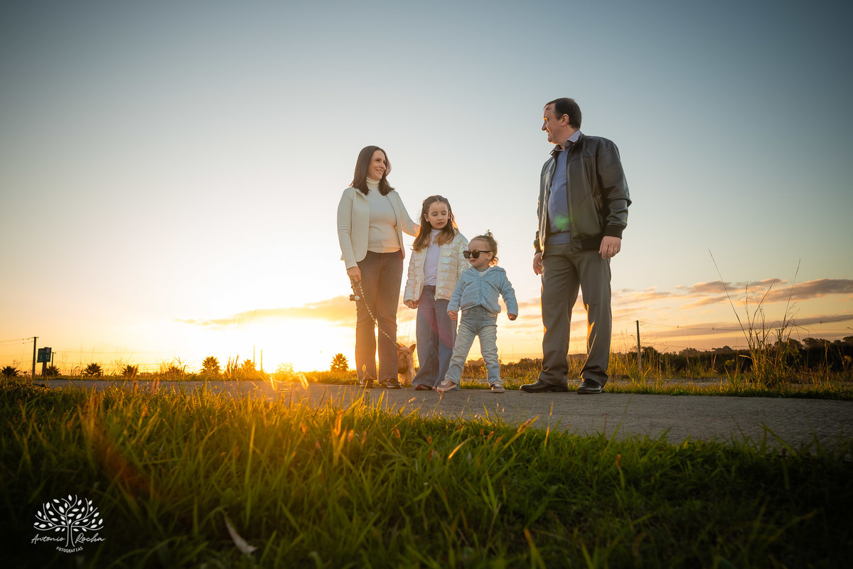 amor - ensaio pré-casamento - família - fotografia de casal - ensaio ao ar livre - pôr do sol - igreja - centro histórico - Quinta do Lago - pet na fotografia - memórias - celebração do amor - conexão familiar - Antonio Rocha Fotografias - Pelotas