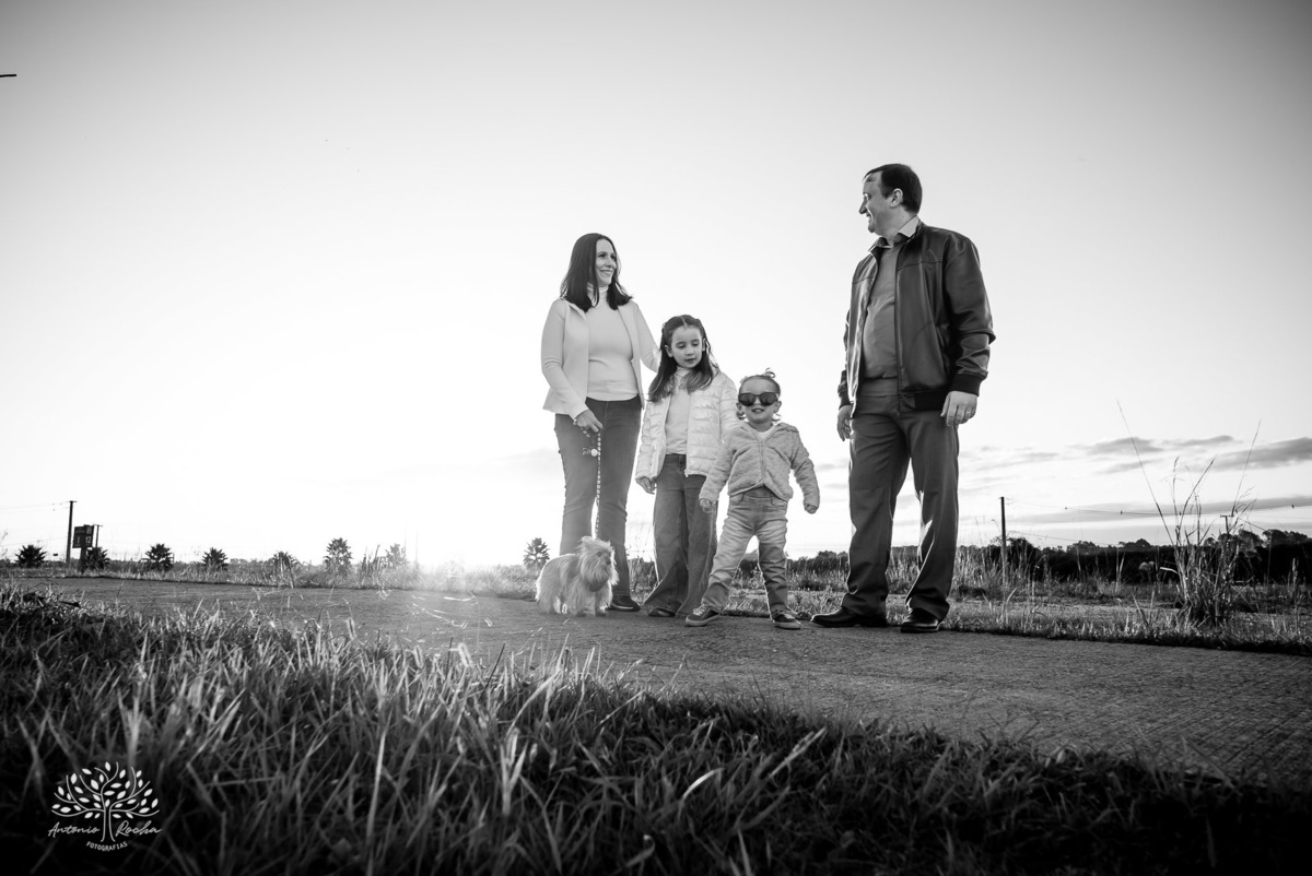 amor - ensaio pré-casamento - família - fotografia de casal - ensaio ao ar livre - pôr do sol - igreja - centro histórico - Quinta do Lago - pet na fotografia - memórias - celebração do amor - conexão familiar - Antonio Rocha Fotografias - Pelotas