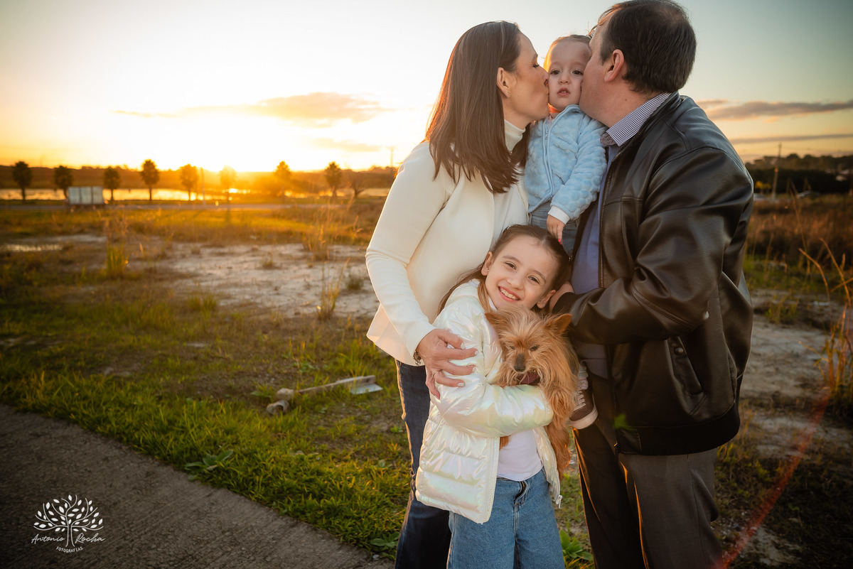 amor - ensaio pré-casamento - família - fotografia de casal - ensaio ao ar livre - pôr do sol - igreja - centro histórico - Quinta do Lago - pet na fotografia - memórias - celebração do amor - conexão familiar - Antonio Rocha Fotografias - Pelotas