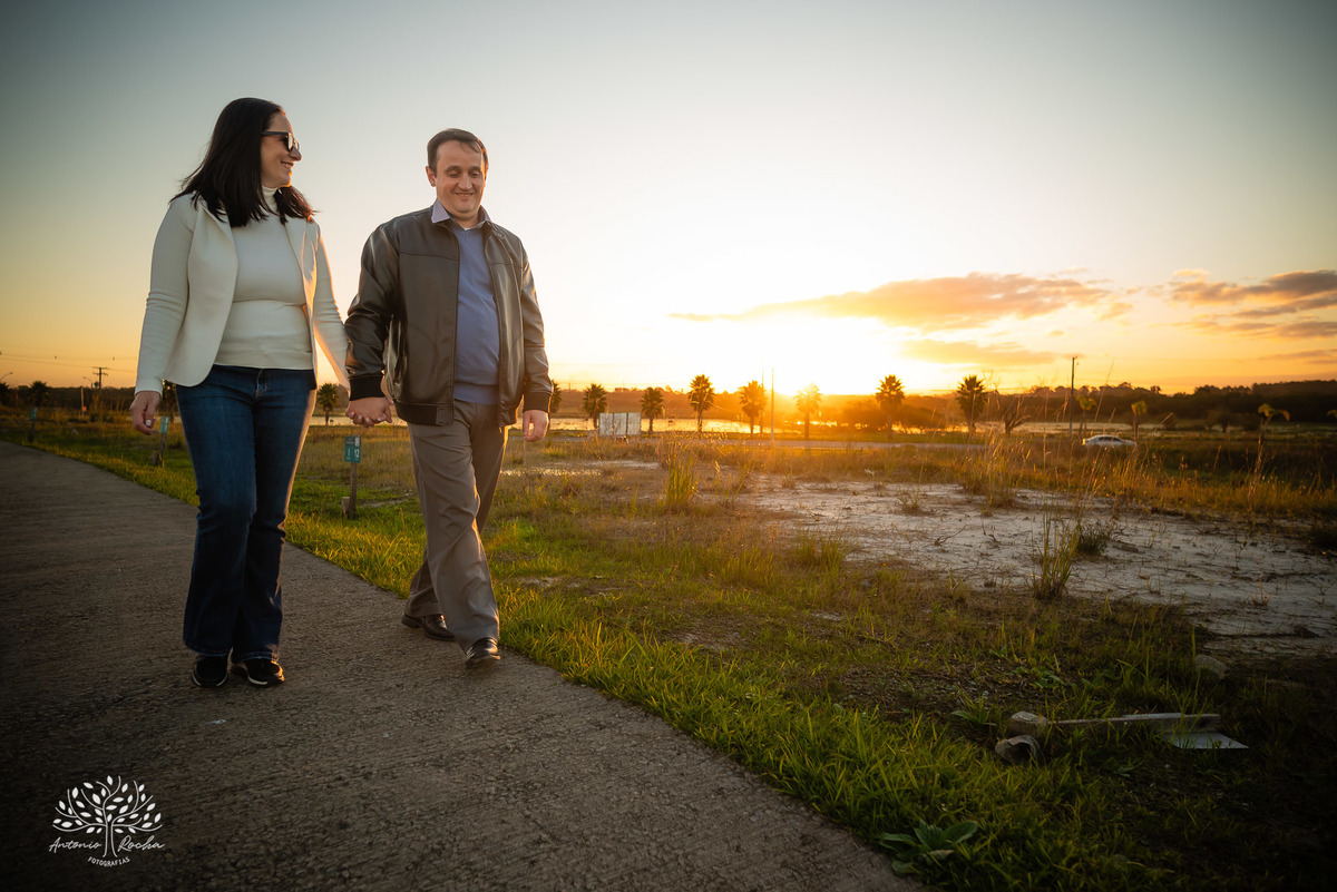 amor - ensaio pré-casamento - família - fotografia de casal - ensaio ao ar livre - pôr do sol - igreja - centro histórico - Quinta do Lago - pet na fotografia - memórias - celebração do amor - conexão familiar - Antonio Rocha Fotografias - Pelotas