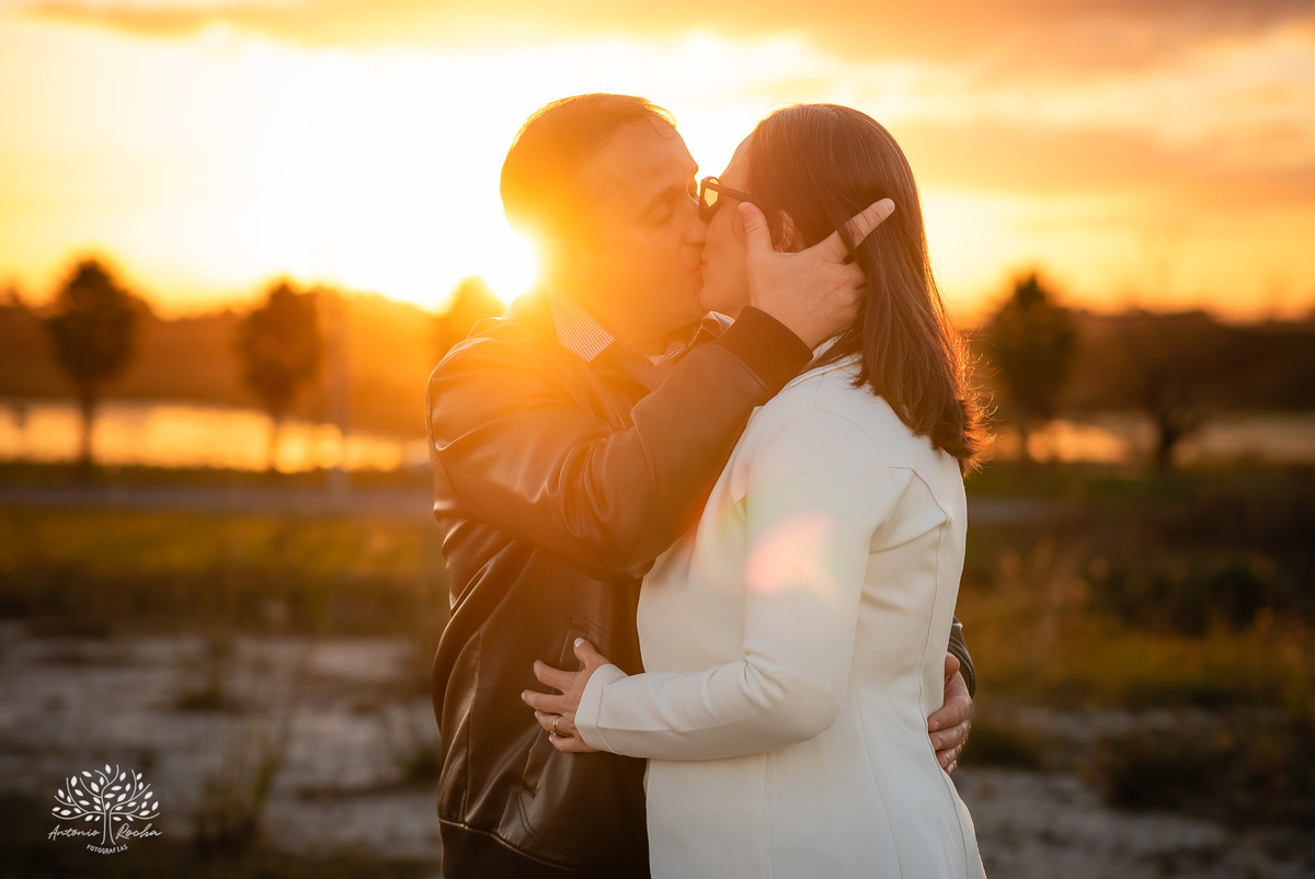 amor - ensaio pré-casamento - família - fotografia de casal - ensaio ao ar livre - pôr do sol - igreja - centro histórico - Quinta do Lago - pet na fotografia - memórias - celebração do amor - conexão familiar - Antonio Rocha Fotografias - Pelotas