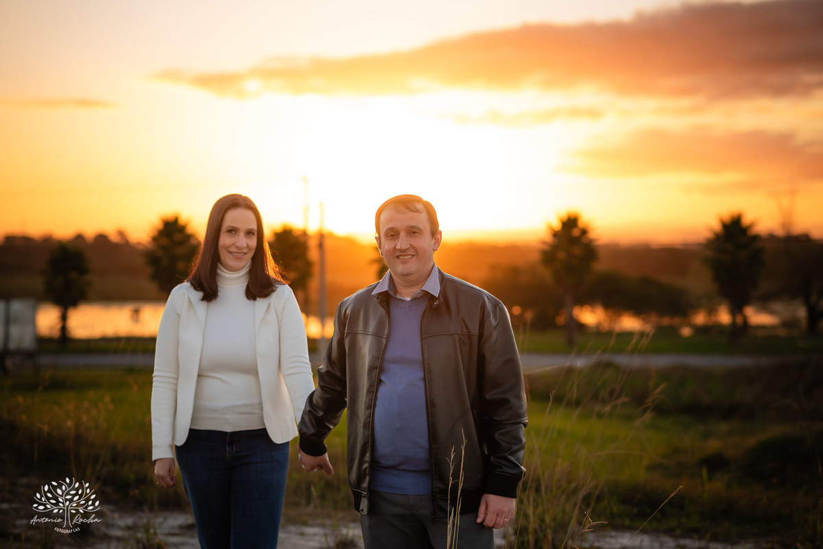 amor - ensaio pré-casamento - família - fotografia de casal - ensaio ao ar livre - pôr do sol - igreja - centro histórico - Quinta do Lago - pet na fotografia - memórias - celebração do amor - conexão familiar - Antonio Rocha Fotografias - Pelotas