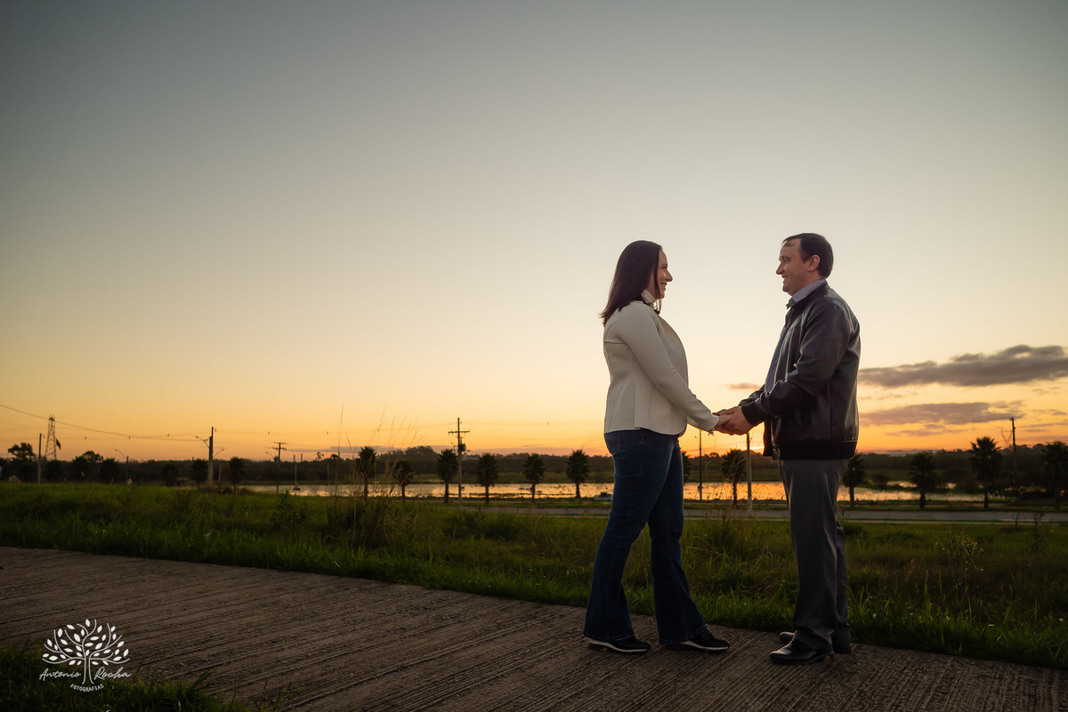 amor - ensaio pré-casamento - família - fotografia de casal - ensaio ao ar livre - pôr do sol - igreja - centro histórico - Quinta do Lago - pet na fotografia - memórias - celebração do amor - conexão familiar - Antonio Rocha Fotografias - Pelotas