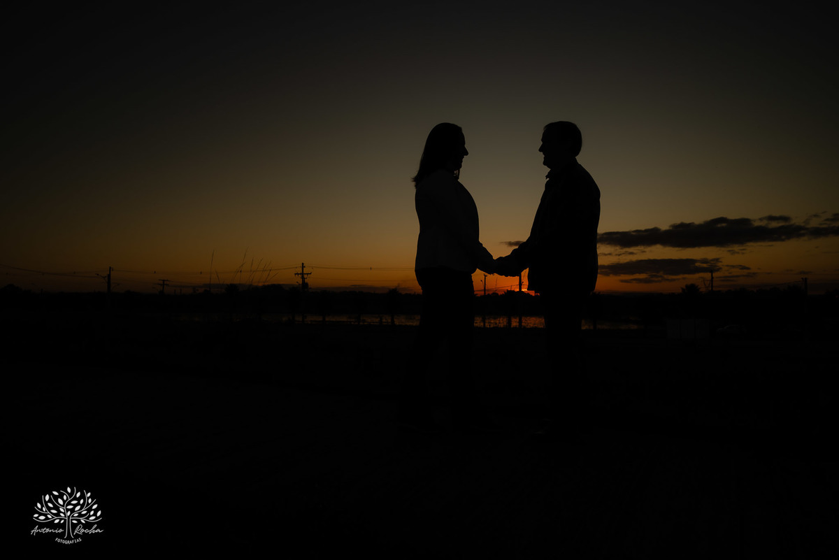 amor - ensaio pré-casamento - família - fotografia de casal - ensaio ao ar livre - pôr do sol - igreja - centro histórico - Quinta do Lago - pet na fotografia - memórias - celebração do amor - conexão familiar - Antonio Rocha Fotografias - Pelotas