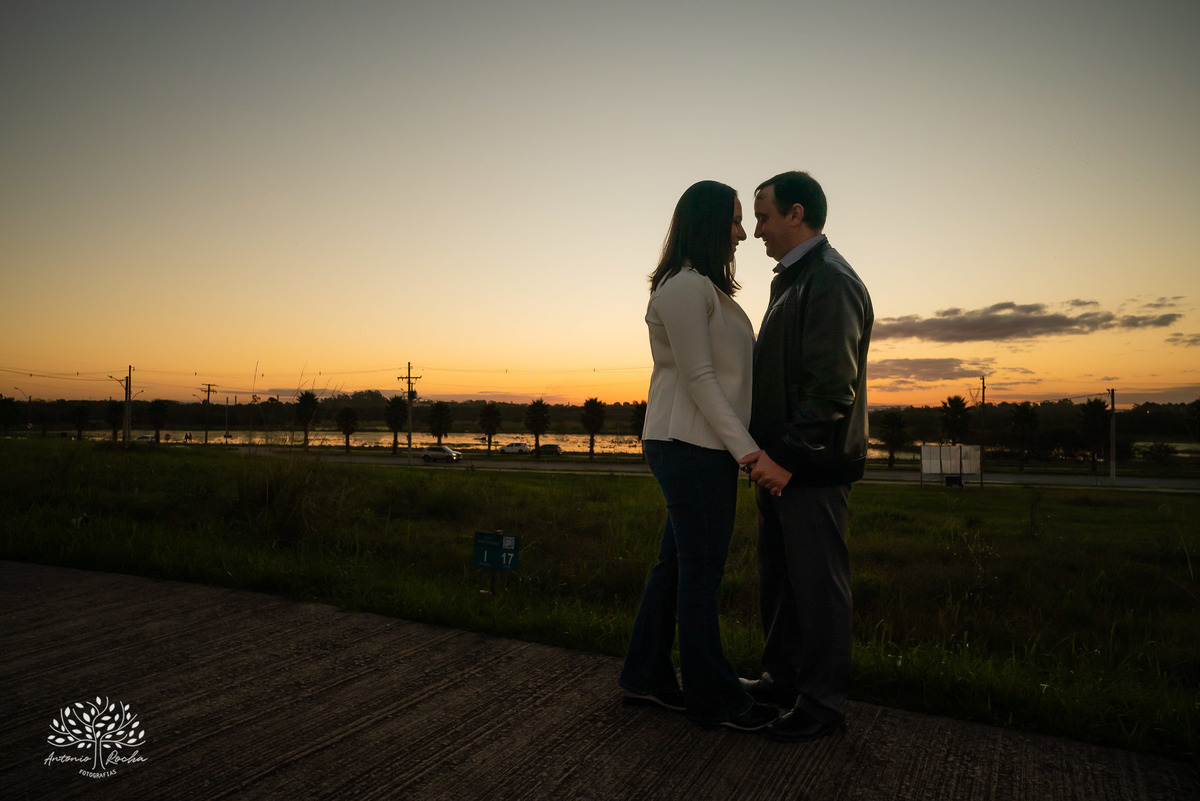 amor - ensaio pré-casamento - família - fotografia de casal - ensaio ao ar livre - pôr do sol - igreja - centro histórico - Quinta do Lago - pet na fotografia - memórias - celebração do amor - conexão familiar - Antonio Rocha Fotografias - Pelotas