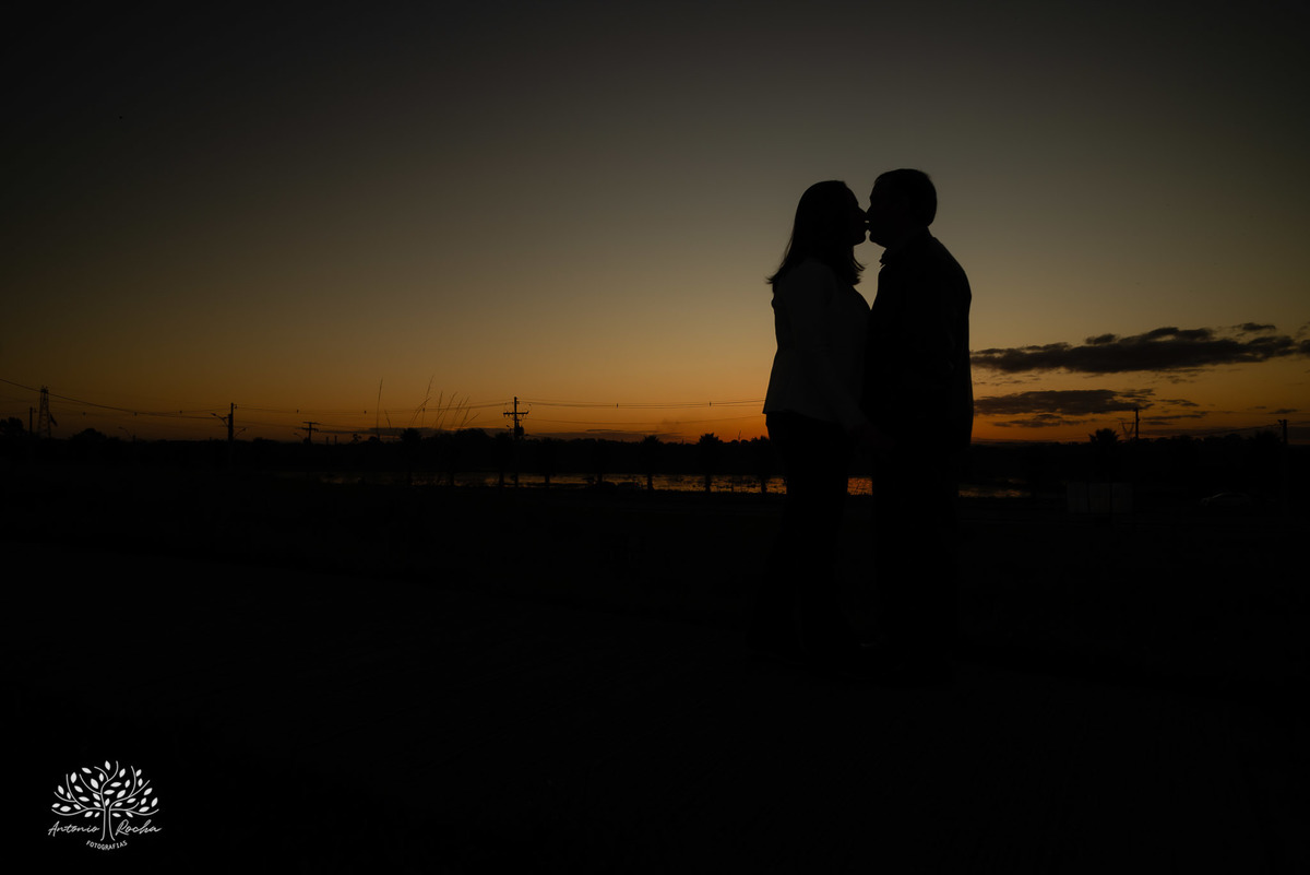 amor - ensaio pré-casamento - família - fotografia de casal - ensaio ao ar livre - pôr do sol - igreja - centro histórico - Quinta do Lago - pet na fotografia - memórias - celebração do amor - conexão familiar - Antonio Rocha Fotografias - Pelotas