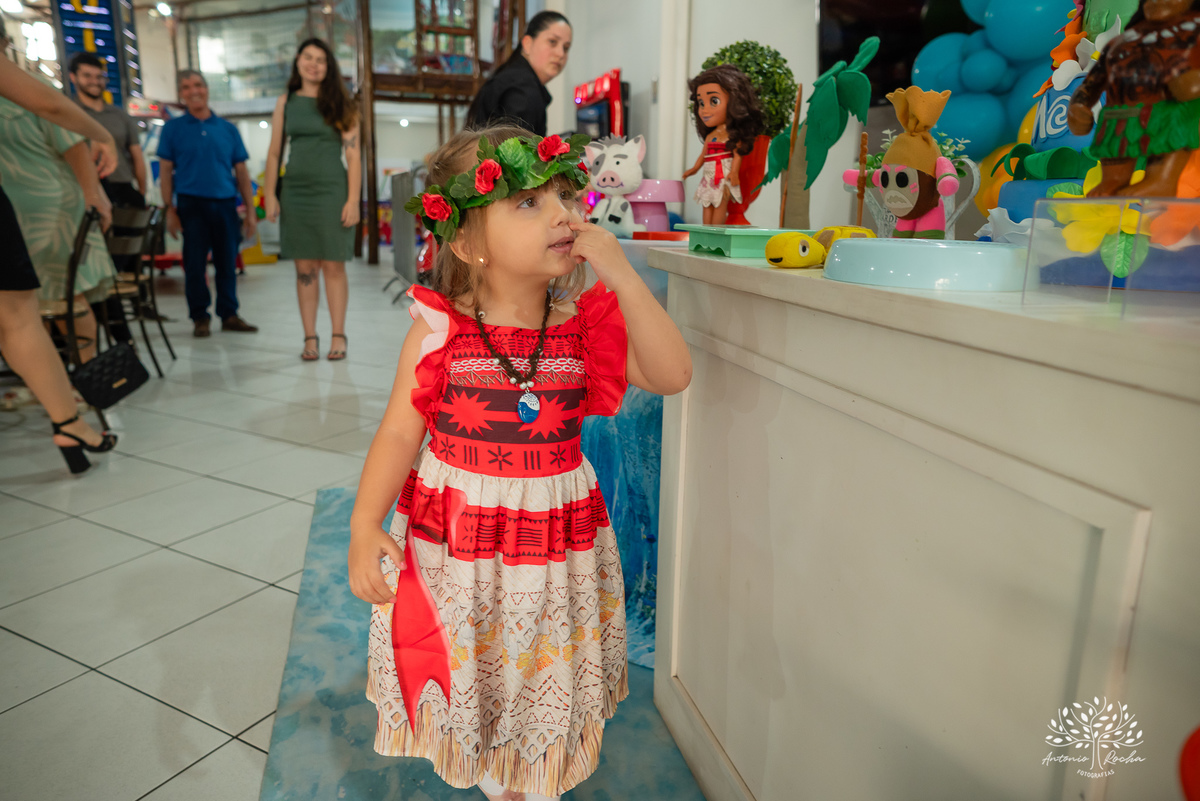 Pietra - 4 anos - Aloha - Moana - festa de aniversário - espontaneidade - personalidade - sorrisos - crianças - fotos - Antonio Rocha Fotografias - Renata Dalbann - show do parabéns - registros - família - fotografia infantil - festa temática – tio Guigui