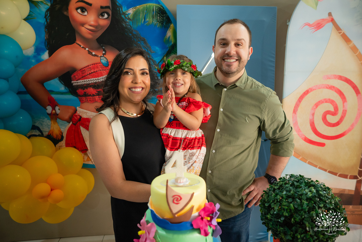 Pietra - 4 anos - Aloha - Moana - festa de aniversário - espontaneidade - personalidade - sorrisos - crianças - fotos - Antonio Rocha Fotografias - Renata Dalbann - show do parabéns - registros - família - fotografia infantil - festa temática – tio Guigui
