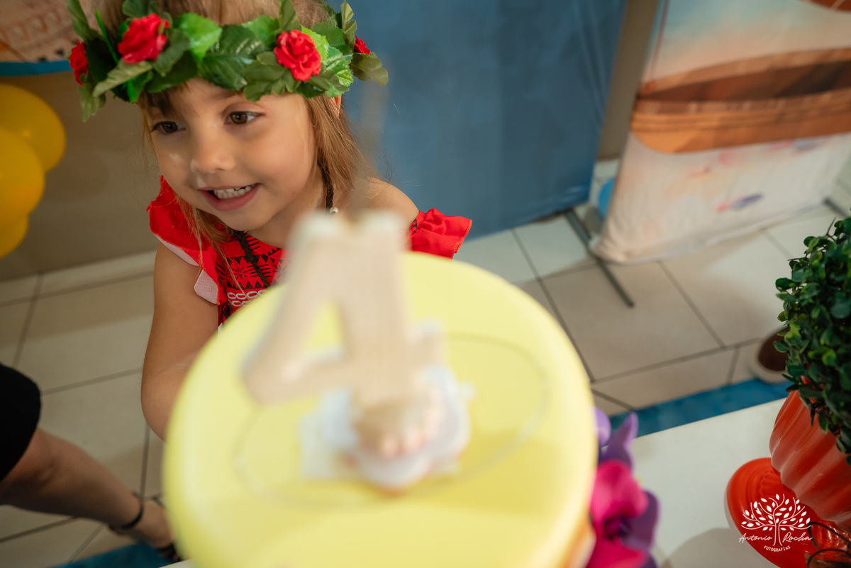Pietra - 4 anos - Aloha - Moana - festa de aniversário - espontaneidade - personalidade - sorrisos - crianças - fotos - Antonio Rocha Fotografias - Renata Dalbann - show do parabéns - registros - família - fotografia infantil - festa temática – tio Guigui