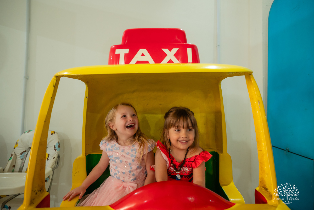 Pietra - 4 anos - Aloha - Moana - festa de aniversário - espontaneidade - personalidade - sorrisos - crianças - fotos - Antonio Rocha Fotografias - Renata Dalbann - show do parabéns - registros - família - fotografia infantil - festa temática – tio Guigui