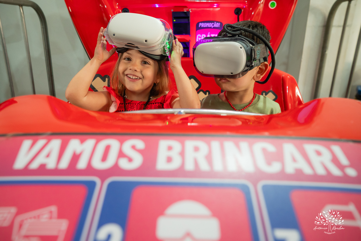 Pietra - 4 anos - Aloha - Moana - festa de aniversário - espontaneidade - personalidade - sorrisos - crianças - fotos - Antonio Rocha Fotografias - Renata Dalbann - show do parabéns - registros - família - fotografia infantil - festa temática – tio Guigui