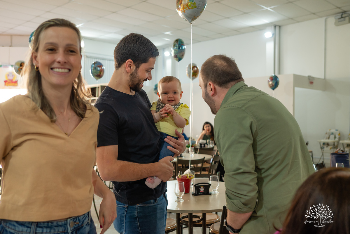 Pietra - 4 anos - Aloha - Moana - festa de aniversário - espontaneidade - personalidade - sorrisos - crianças - fotos - Antonio Rocha Fotografias - Renata Dalbann - show do parabéns - registros - família - fotografia infantil - festa temática – tio Guigui