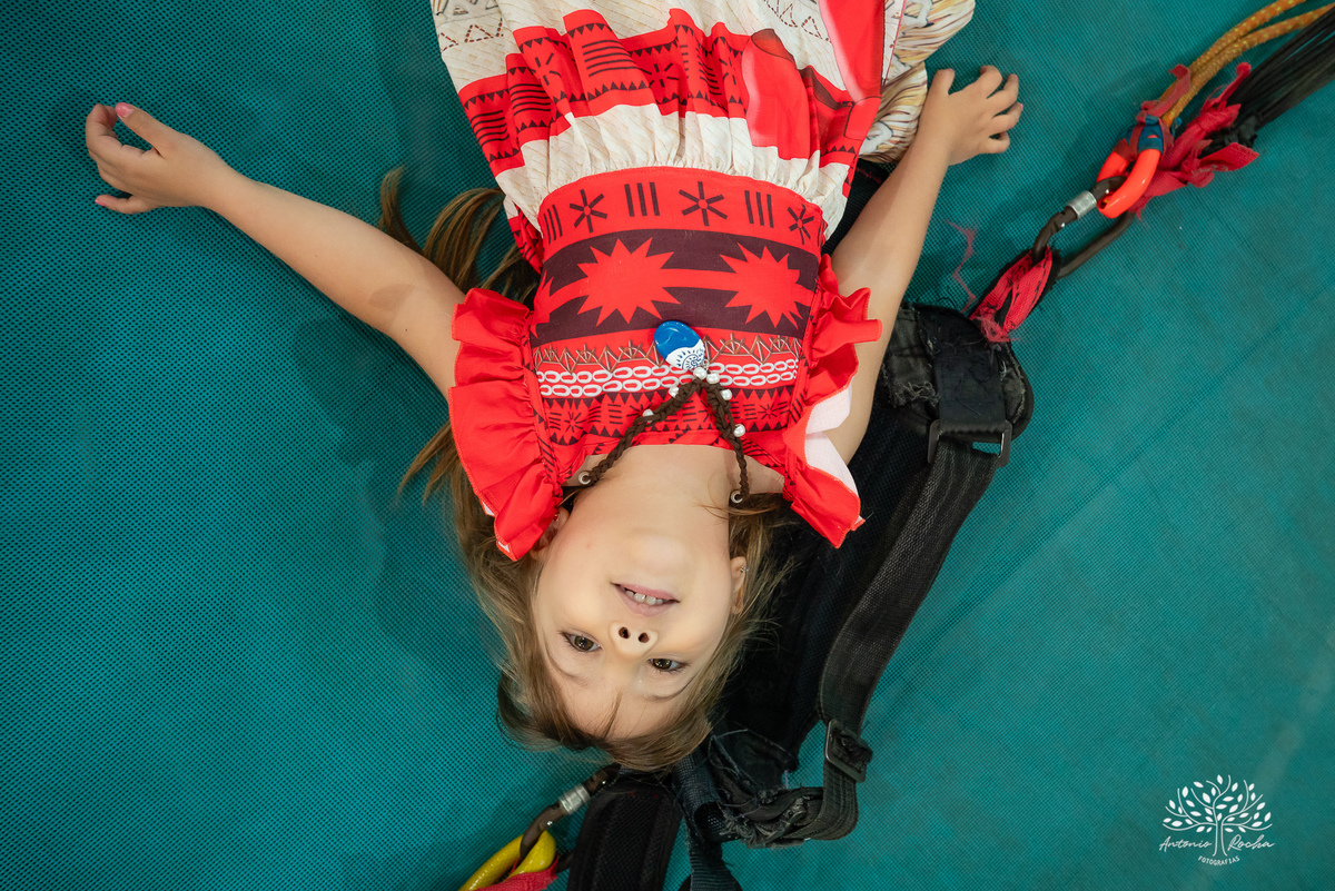 Pietra - 4 anos - Aloha - Moana - festa de aniversário - espontaneidade - personalidade - sorrisos - crianças - fotos - Antonio Rocha Fotografias - Renata Dalbann - show do parabéns - registros - família - fotografia infantil - festa temática – tio Guigui