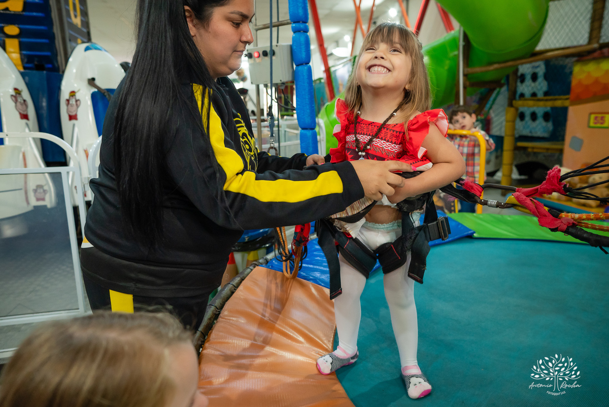 Pietra - 4 anos - Aloha - Moana - festa de aniversário - espontaneidade - personalidade - sorrisos - crianças - fotos - Antonio Rocha Fotografias - Renata Dalbann - show do parabéns - registros - família - fotografia infantil - festa temática – tio Guigui