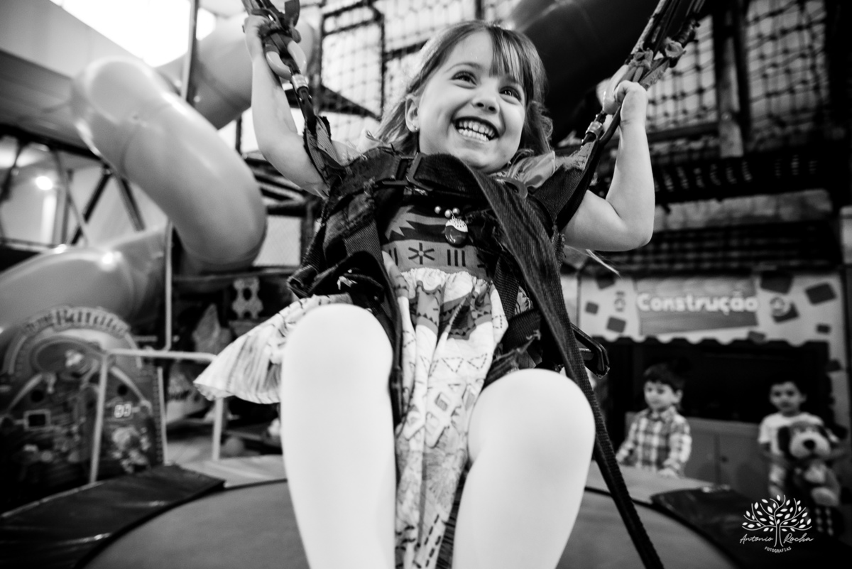 Pietra - 4 anos - Aloha - Moana - festa de aniversário - espontaneidade - personalidade - sorrisos - crianças - fotos - Antonio Rocha Fotografias - Renata Dalbann - show do parabéns - registros - família - fotografia infantil - festa temática – tio Guigui