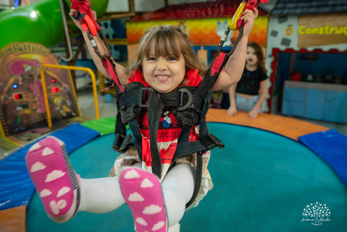 Pietra - 4 anos - Aloha - Moana - festa de aniversário - espontaneidade - personalidade - sorrisos - crianças - fotos - Antonio Rocha Fotografias - Renata Dalbann - show do parabéns - registros - família - fotografia infantil - festa temática – tio Guigui