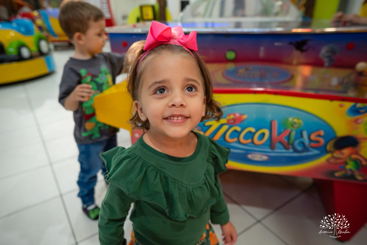 Pietra - 4 anos - Aloha - Moana - festa de aniversário - espontaneidade - personalidade - sorrisos - crianças - fotos - Antonio Rocha Fotografias - Renata Dalbann - show do parabéns - registros - família - fotografia infantil - festa temática – tio Guigui