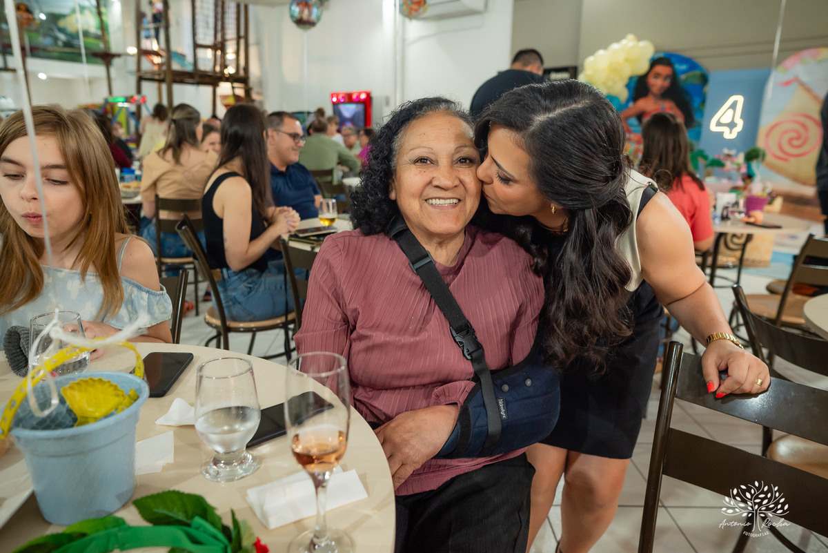 Pietra - 4 anos - Aloha - Moana - festa de aniversário - espontaneidade - personalidade - sorrisos - crianças - fotos - Antonio Rocha Fotografias - Renata Dalbann - show do parabéns - registros - família - fotografia infantil - festa temática – tio Guigui