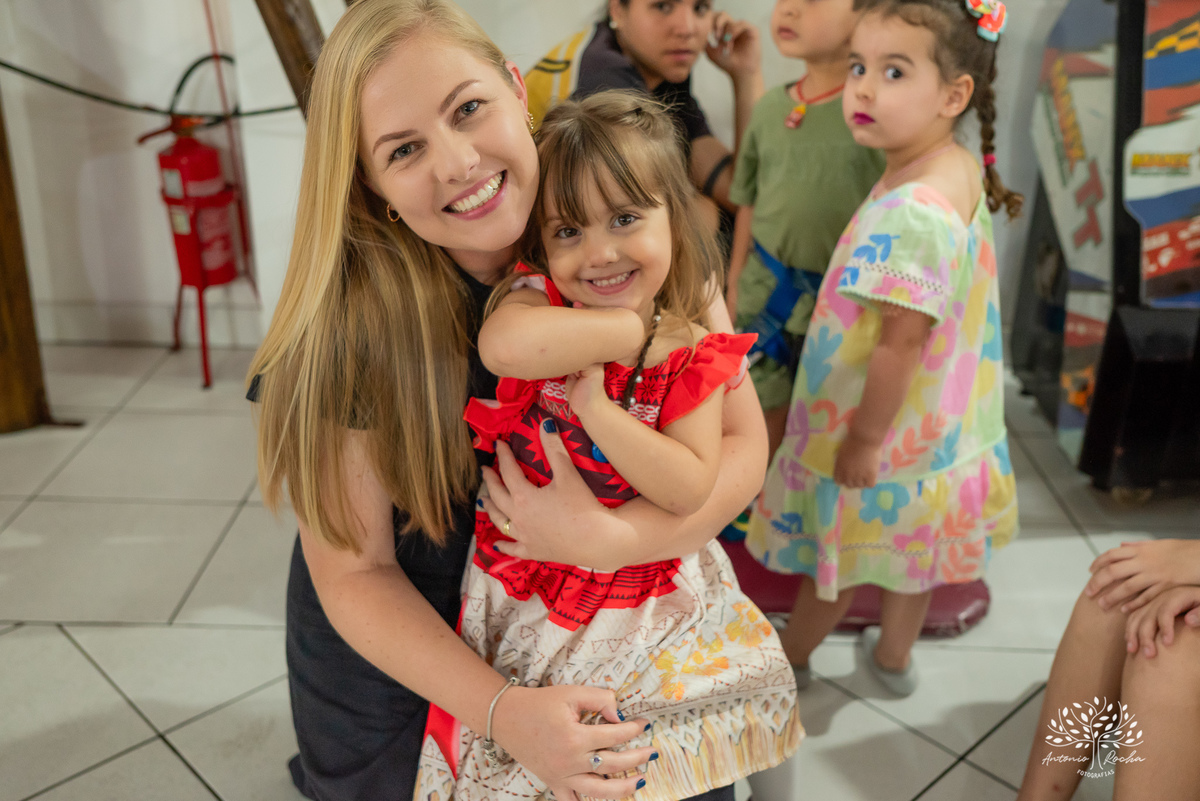 Pietra - 4 anos - Aloha - Moana - festa de aniversário - espontaneidade - personalidade - sorrisos - crianças - fotos - Antonio Rocha Fotografias - Renata Dalbann - show do parabéns - registros - família - fotografia infantil - festa temática – tio Guigui