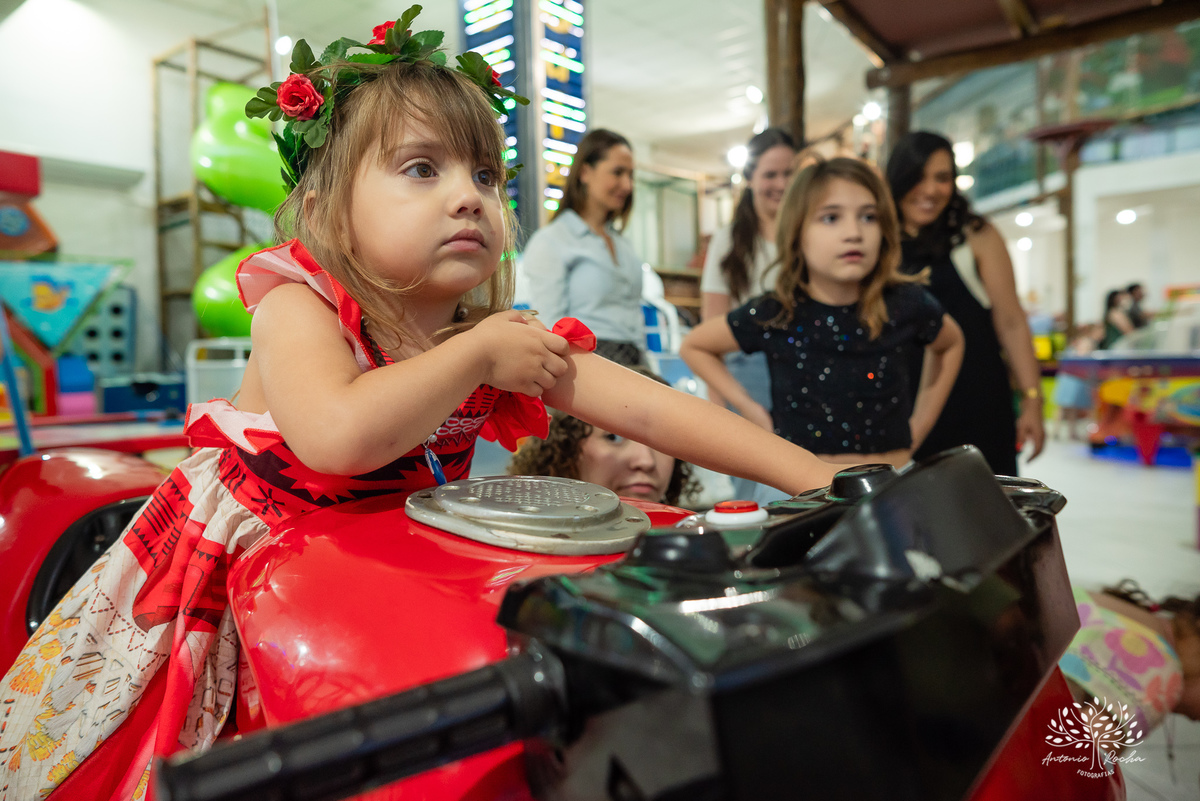 Pietra - 4 anos - Aloha - Moana - festa de aniversário - espontaneidade - personalidade - sorrisos - crianças - fotos - Antonio Rocha Fotografias - Renata Dalbann - show do parabéns - registros - família - fotografia infantil - festa temática – tio Guigui