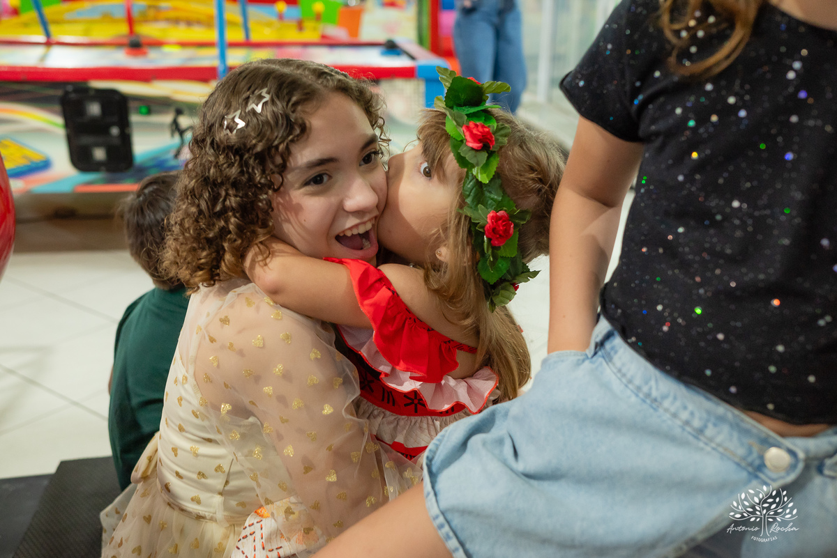Pietra - 4 anos - Aloha - Moana - festa de aniversário - espontaneidade - personalidade - sorrisos - crianças - fotos - Antonio Rocha Fotografias - Renata Dalbann - show do parabéns - registros - família - fotografia infantil - festa temática – tio Guigui