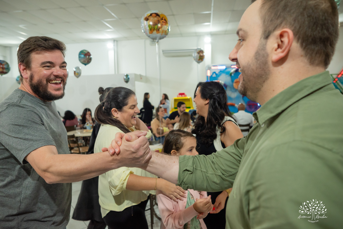 Pietra - 4 anos - Aloha - Moana - festa de aniversário - espontaneidade - personalidade - sorrisos - crianças - fotos - Antonio Rocha Fotografias - Renata Dalbann - show do parabéns - registros - família - fotografia infantil - festa temática – tio Guigui