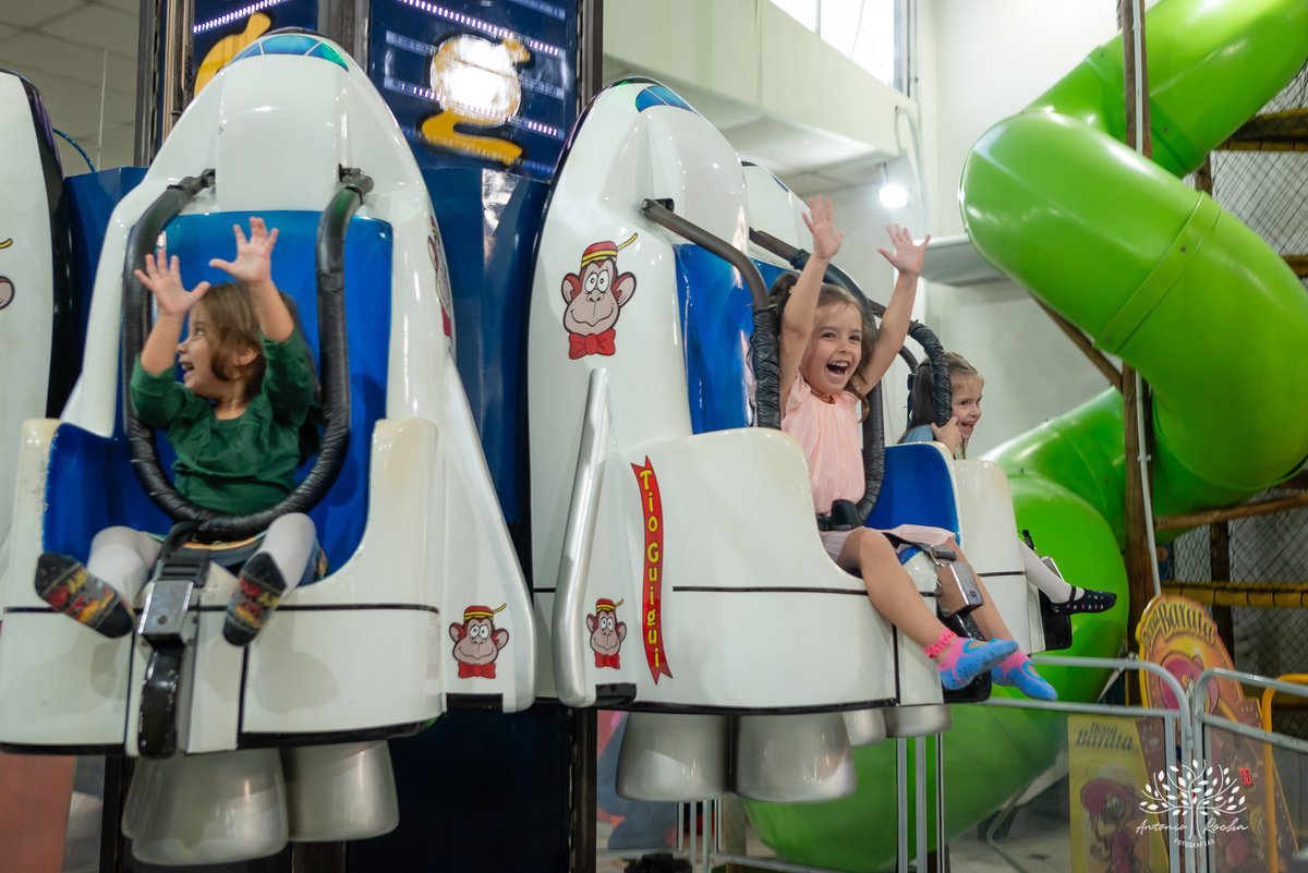 Pietra - 4 anos - Aloha - Moana - festa de aniversário - espontaneidade - personalidade - sorrisos - crianças - fotos - Antonio Rocha Fotografias - Renata Dalbann - show do parabéns - registros - família - fotografia infantil - festa temática – tio Guigui