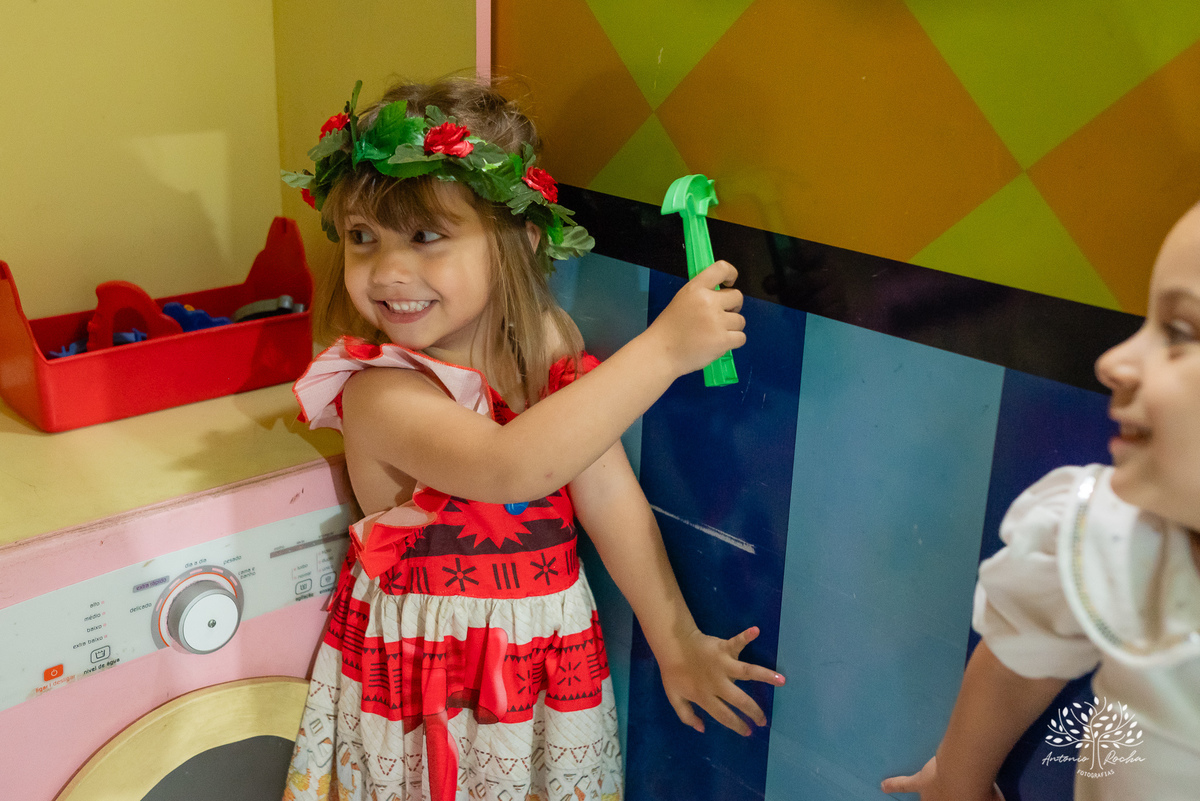 Pietra - 4 anos - Aloha - Moana - festa de aniversário - espontaneidade - personalidade - sorrisos - crianças - fotos - Antonio Rocha Fotografias - Renata Dalbann - show do parabéns - registros - família - fotografia infantil - festa temática – tio Guigui