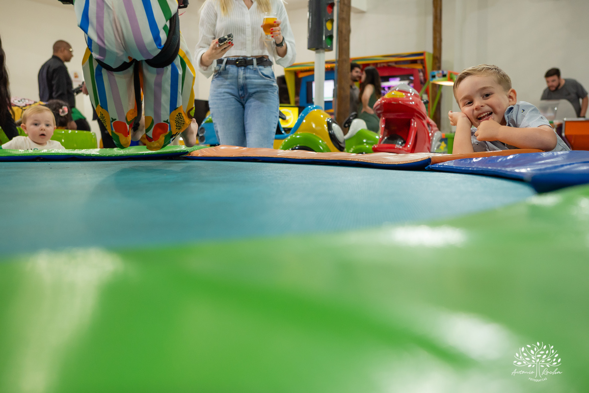 Pietra - 4 anos - Aloha - Moana - festa de aniversário - espontaneidade - personalidade - sorrisos - crianças - fotos - Antonio Rocha Fotografias - Renata Dalbann - show do parabéns - registros - família - fotografia infantil - festa temática – tio Guigui