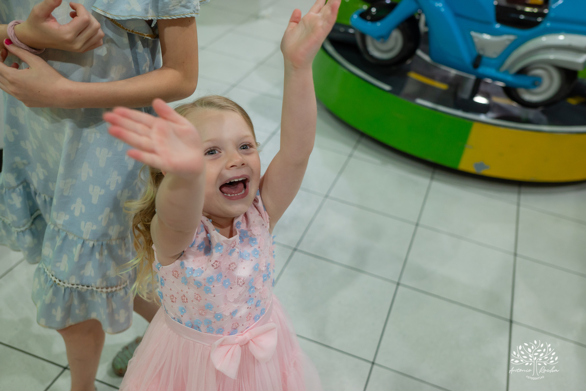 Pietra - 4 anos - Aloha - Moana - festa de aniversário - espontaneidade - personalidade - sorrisos - crianças - fotos - Antonio Rocha Fotografias - Renata Dalbann - show do parabéns - registros - família - fotografia infantil - festa temática – tio Guigui