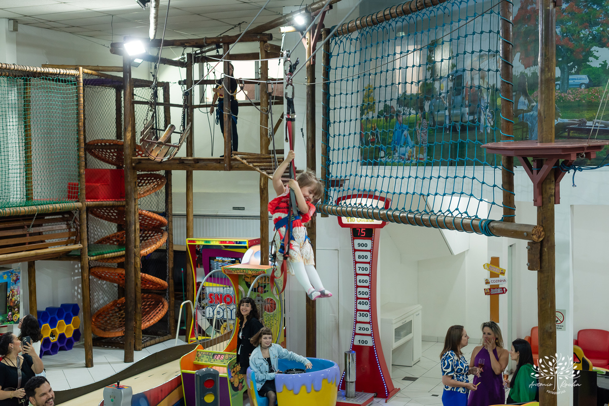 Pietra - 4 anos - Aloha - Moana - festa de aniversário - espontaneidade - personalidade - sorrisos - crianças - fotos - Antonio Rocha Fotografias - Renata Dalbann - show do parabéns - registros - família - fotografia infantil - festa temática – tio Guigui