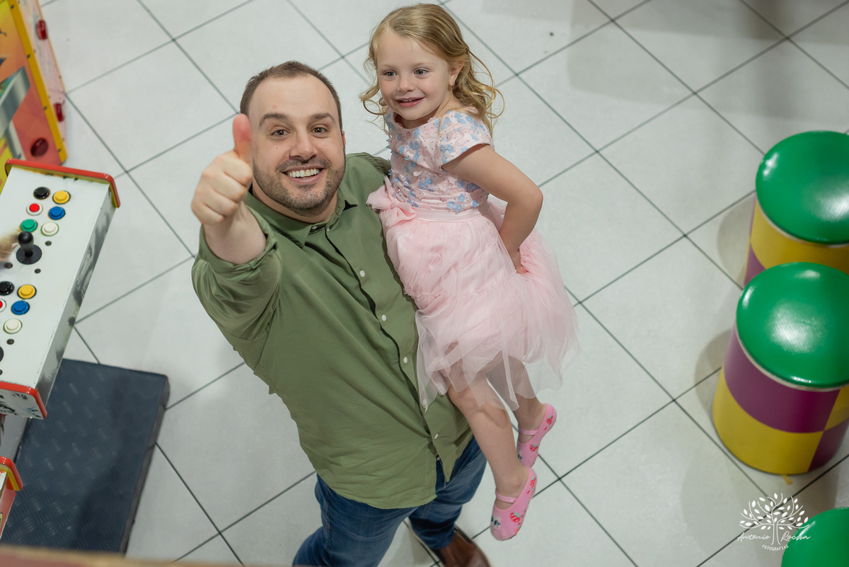 Pietra - 4 anos - Aloha - Moana - festa de aniversário - espontaneidade - personalidade - sorrisos - crianças - fotos - Antonio Rocha Fotografias - Renata Dalbann - show do parabéns - registros - família - fotografia infantil - festa temática – tio Guigui