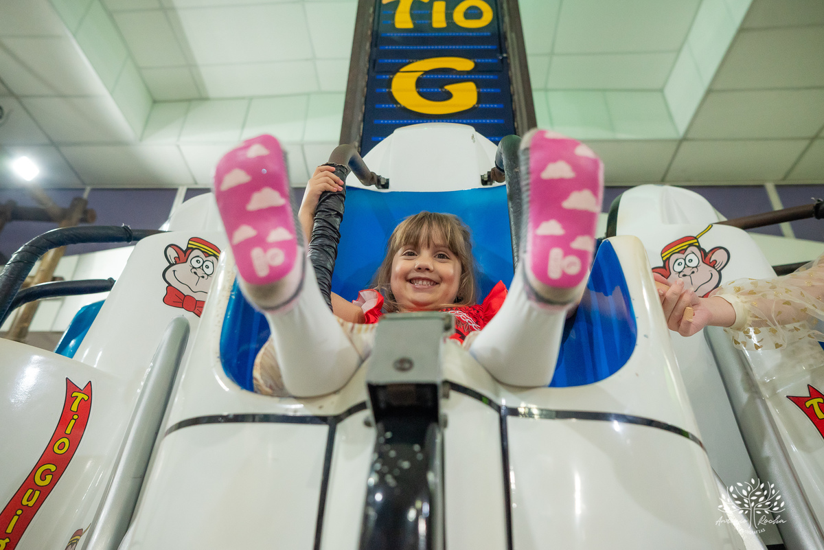 Pietra - 4 anos - Aloha - Moana - festa de aniversário - espontaneidade - personalidade - sorrisos - crianças - fotos - Antonio Rocha Fotografias - Renata Dalbann - show do parabéns - registros - família - fotografia infantil - festa temática – tio Guigui