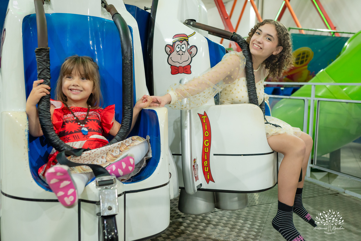 Pietra - 4 anos - Aloha - Moana - festa de aniversário - espontaneidade - personalidade - sorrisos - crianças - fotos - Antonio Rocha Fotografias - Renata Dalbann - show do parabéns - registros - família - fotografia infantil - festa temática – tio Guigui