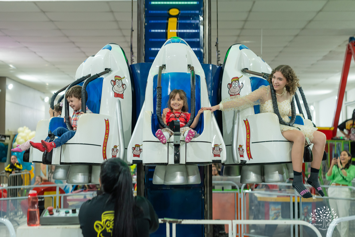 Pietra - 4 anos - Aloha - Moana - festa de aniversário - espontaneidade - personalidade - sorrisos - crianças - fotos - Antonio Rocha Fotografias - Renata Dalbann - show do parabéns - registros - família - fotografia infantil - festa temática – tio Guigui