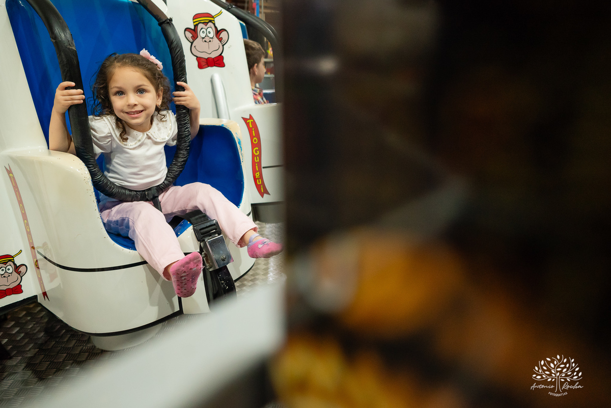 Pietra - 4 anos - Aloha - Moana - festa de aniversário - espontaneidade - personalidade - sorrisos - crianças - fotos - Antonio Rocha Fotografias - Renata Dalbann - show do parabéns - registros - família - fotografia infantil - festa temática – tio Guigui