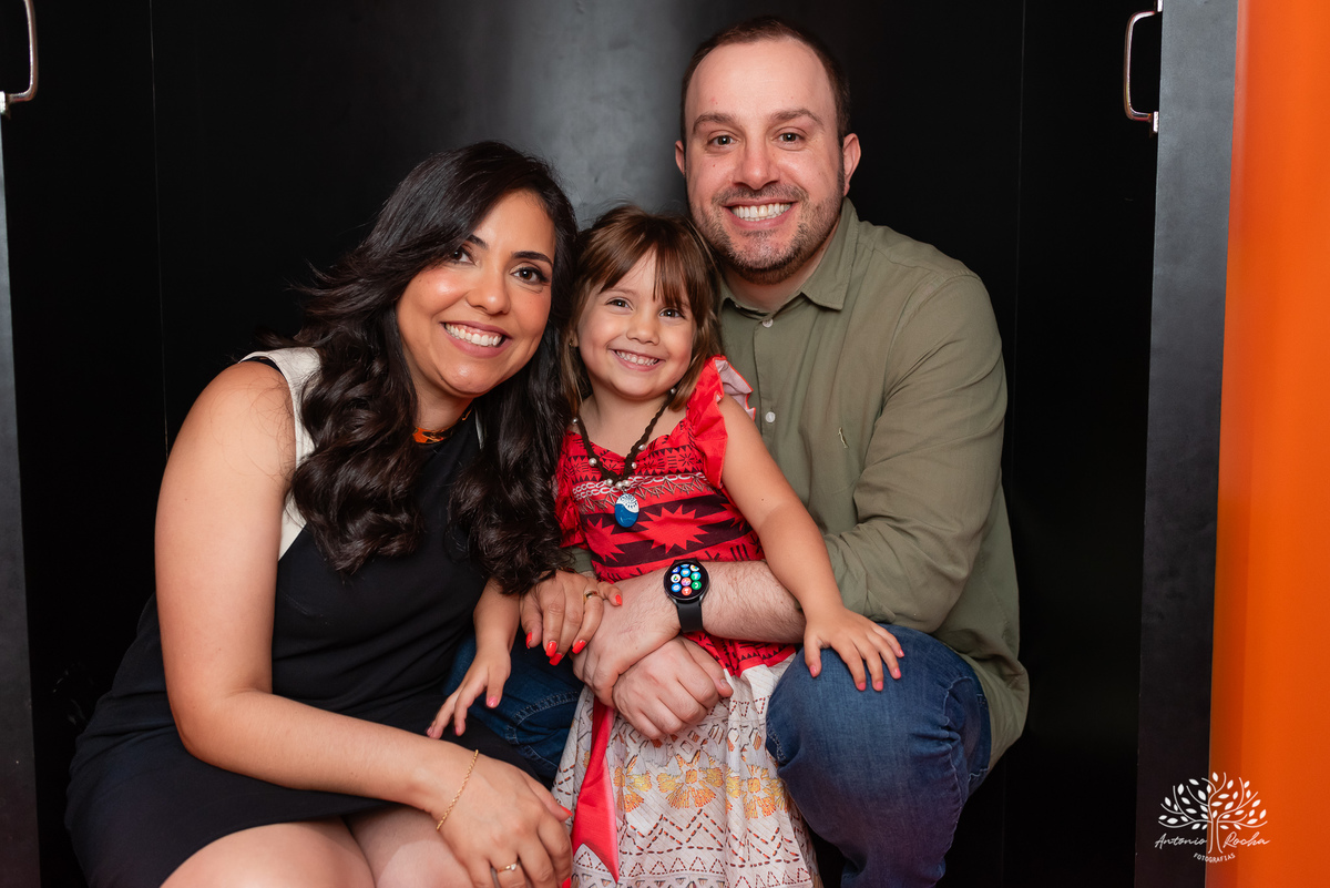 Pietra - 4 anos - Aloha - Moana - festa de aniversário - espontaneidade - personalidade - sorrisos - crianças - fotos - Antonio Rocha Fotografias - Renata Dalbann - show do parabéns - registros - família - fotografia infantil - festa temática – tio Guigui