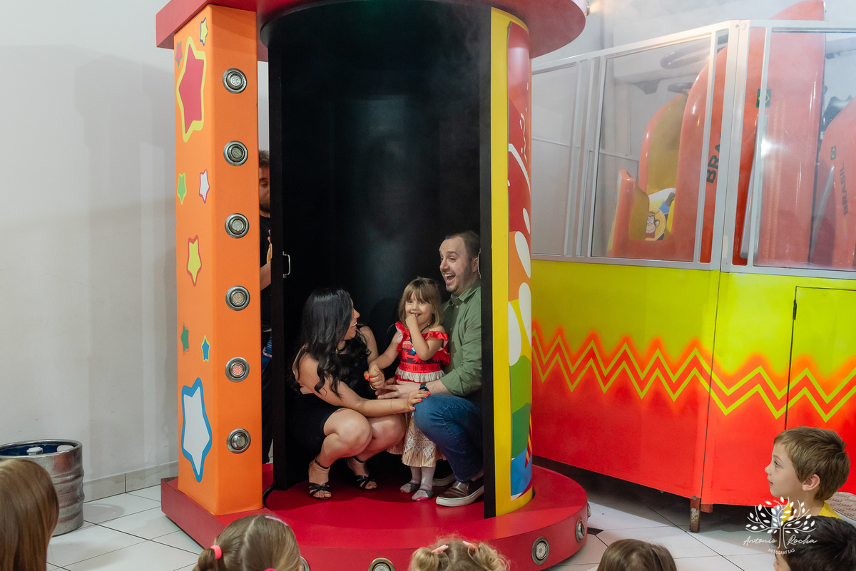 Pietra - 4 anos - Aloha - Moana - festa de aniversário - espontaneidade - personalidade - sorrisos - crianças - fotos - Antonio Rocha Fotografias - Renata Dalbann - show do parabéns - registros - família - fotografia infantil - festa temática – tio Guigui