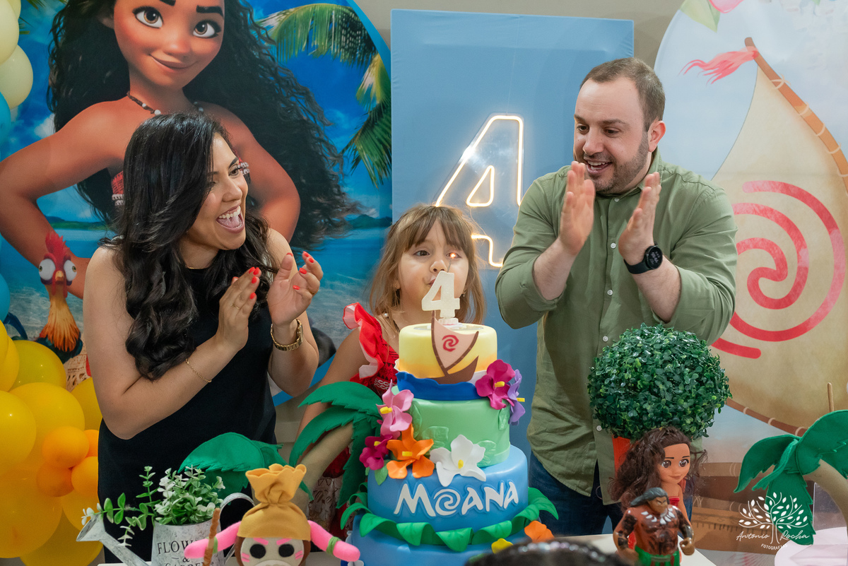 Pietra - 4 anos - Aloha - Moana - festa de aniversário - espontaneidade - personalidade - sorrisos - crianças - fotos - Antonio Rocha Fotografias - Renata Dalbann - show do parabéns - registros - família - fotografia infantil - festa temática – tio Guigui