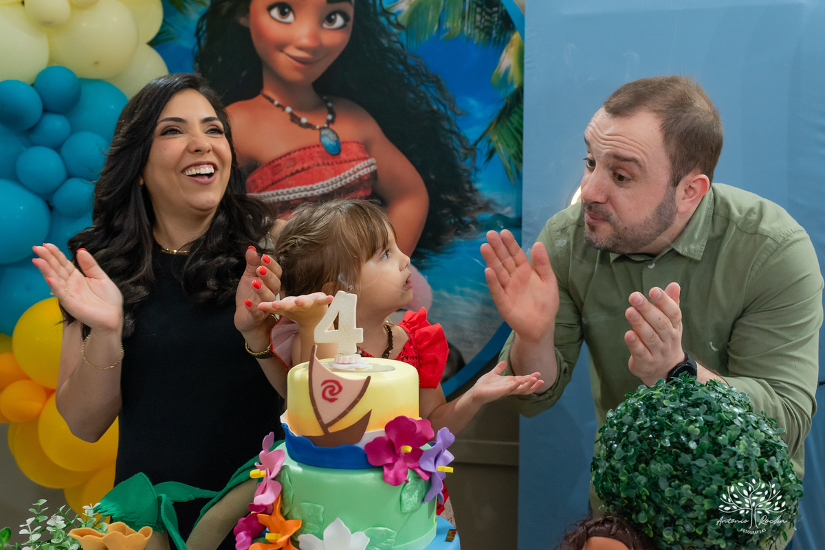 Pietra - 4 anos - Aloha - Moana - festa de aniversário - espontaneidade - personalidade - sorrisos - crianças - fotos - Antonio Rocha Fotografias - Renata Dalbann - show do parabéns - registros - família - fotografia infantil - festa temática – tio Guigui